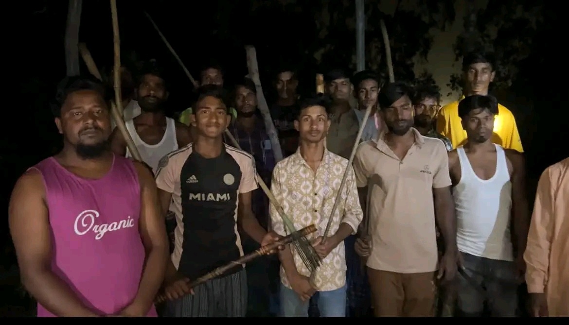 মাইকিং শুনে লাঠি-ফলা নিয়ে সীমান্তে স্থানীয়দের অবস্থান